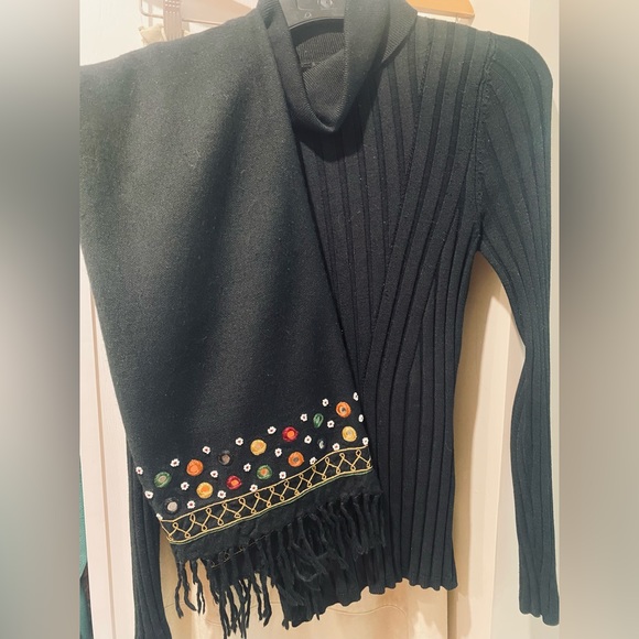 Beautiful soft wool full sized wrap/scarf with an intricate design 💝 - Picture 13 of 15